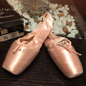 Pointe toe ballet slippers